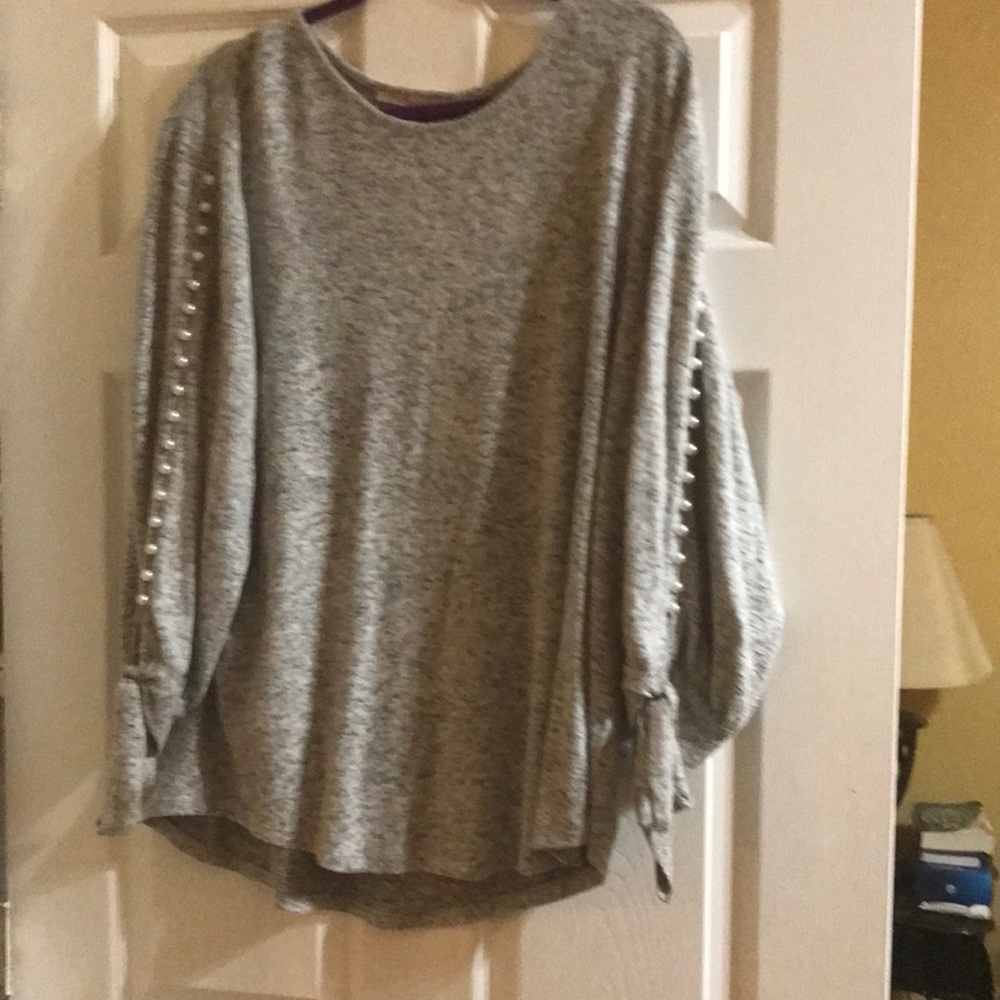 Danielle gray sweater with pearls on the sleeves size 2XL.excellent condition.